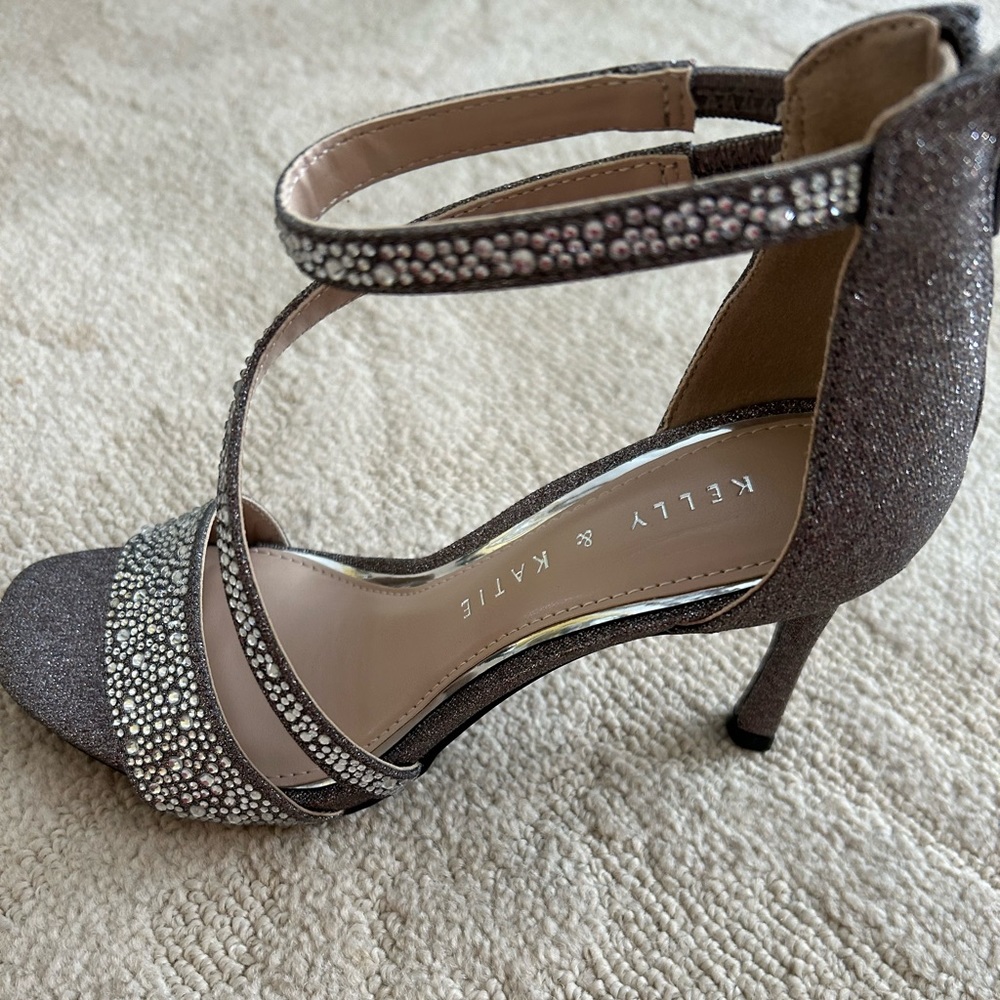 Kelly & Katie Nielle Sandal size 6 pewter metallic